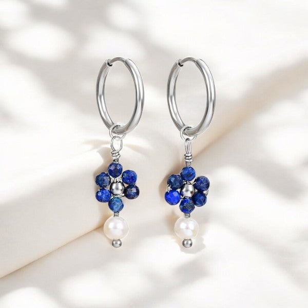 Silberne Lapis-Lazuli- und Perlenblüten-Creolen