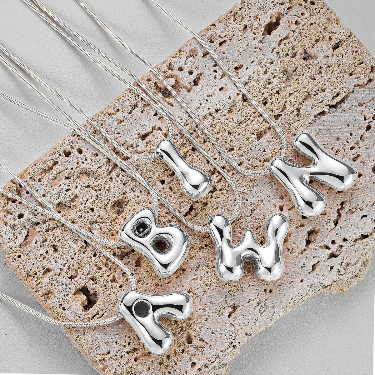 Collier initial en lettres bulles à éclat argenté