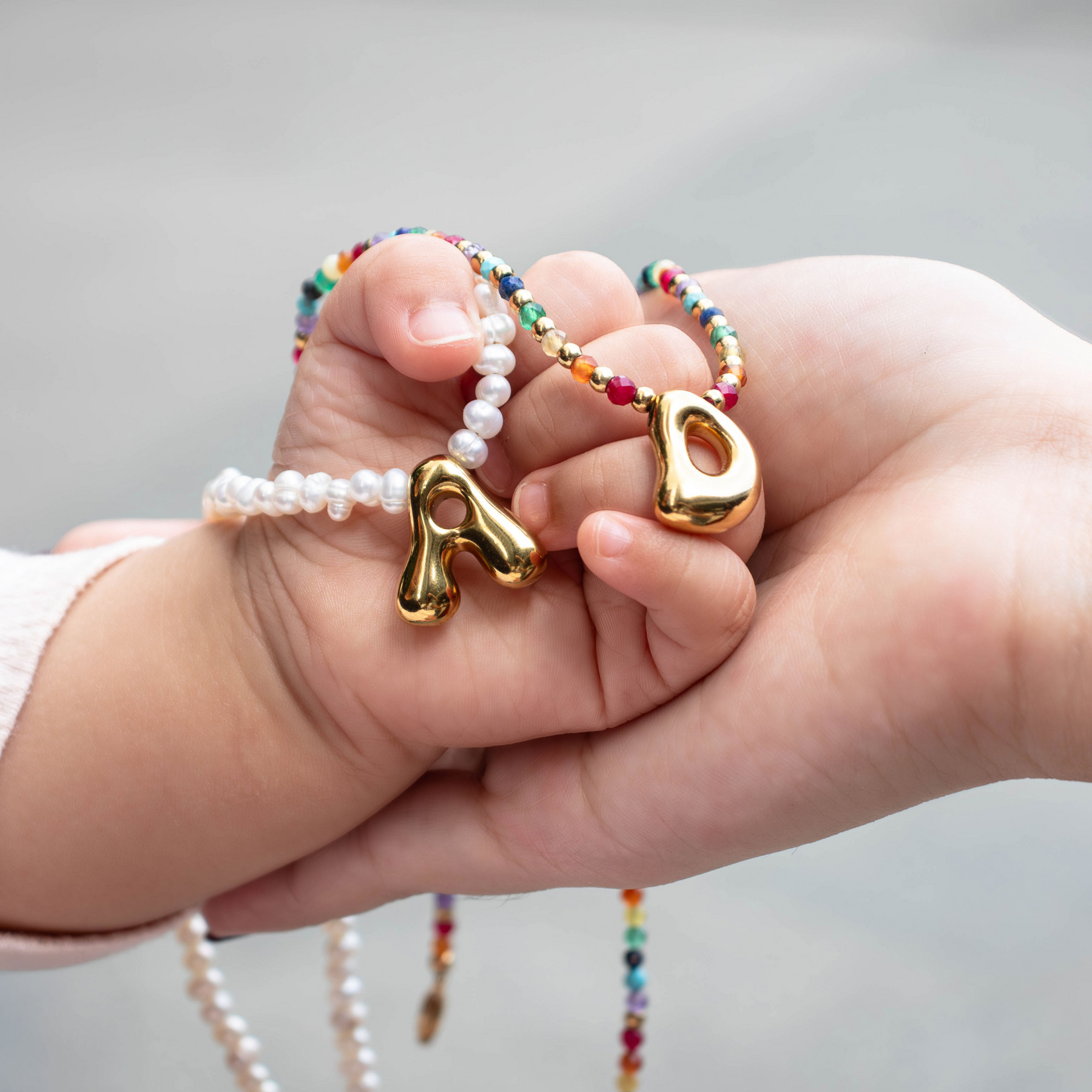 Collier Initial en Bulles Arc-en-Ciel