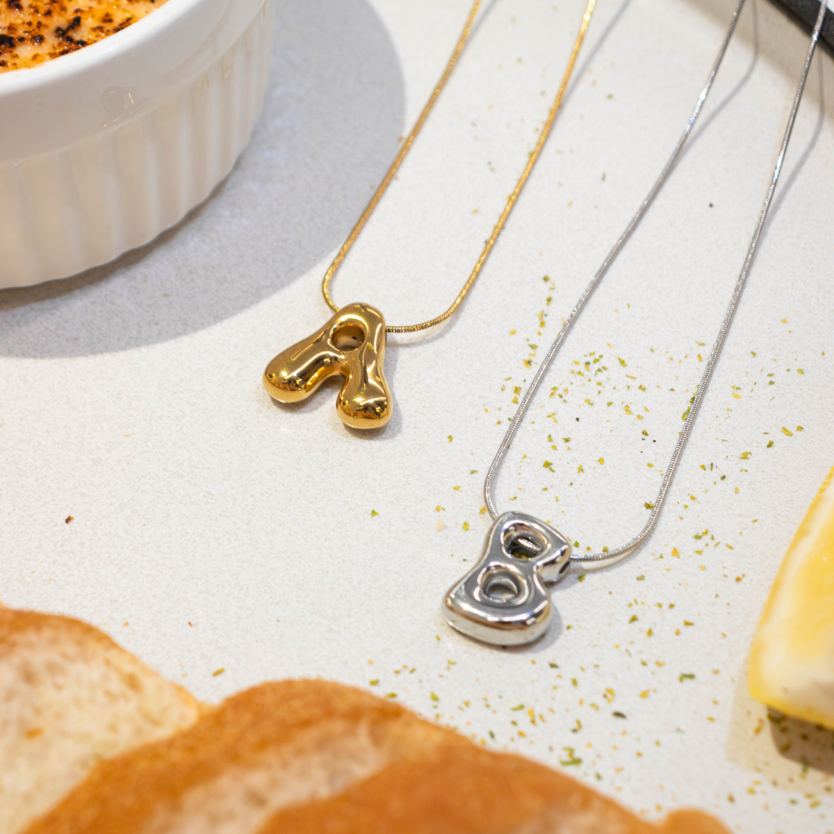 Collier initial en lettres bulles à éclat argenté