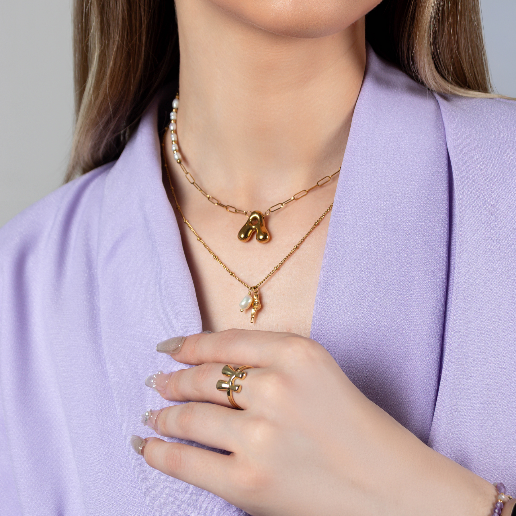 Collier avec initiales en forme de bulle dorée