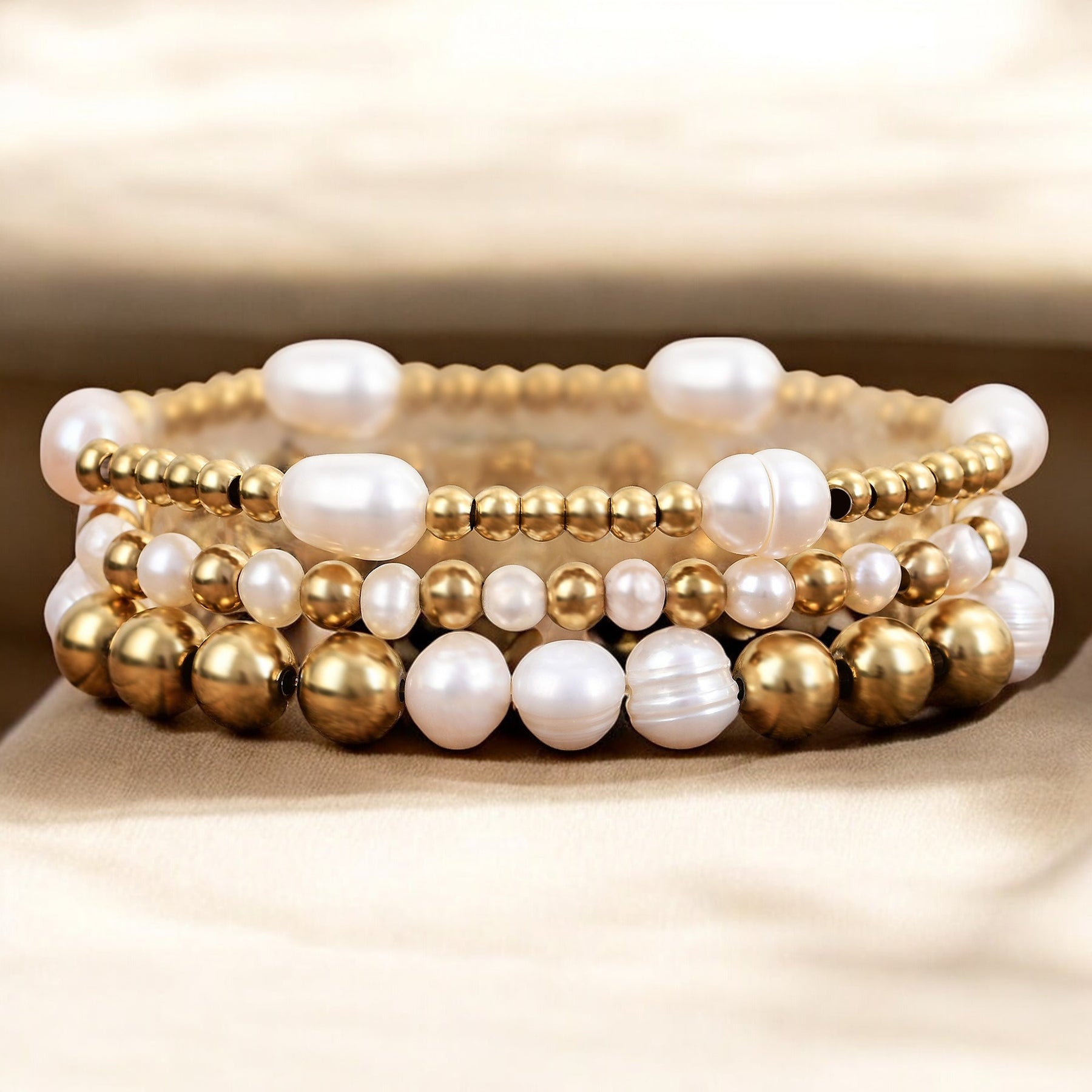 Ensemble de bracelets en perles d'eau douce dorées