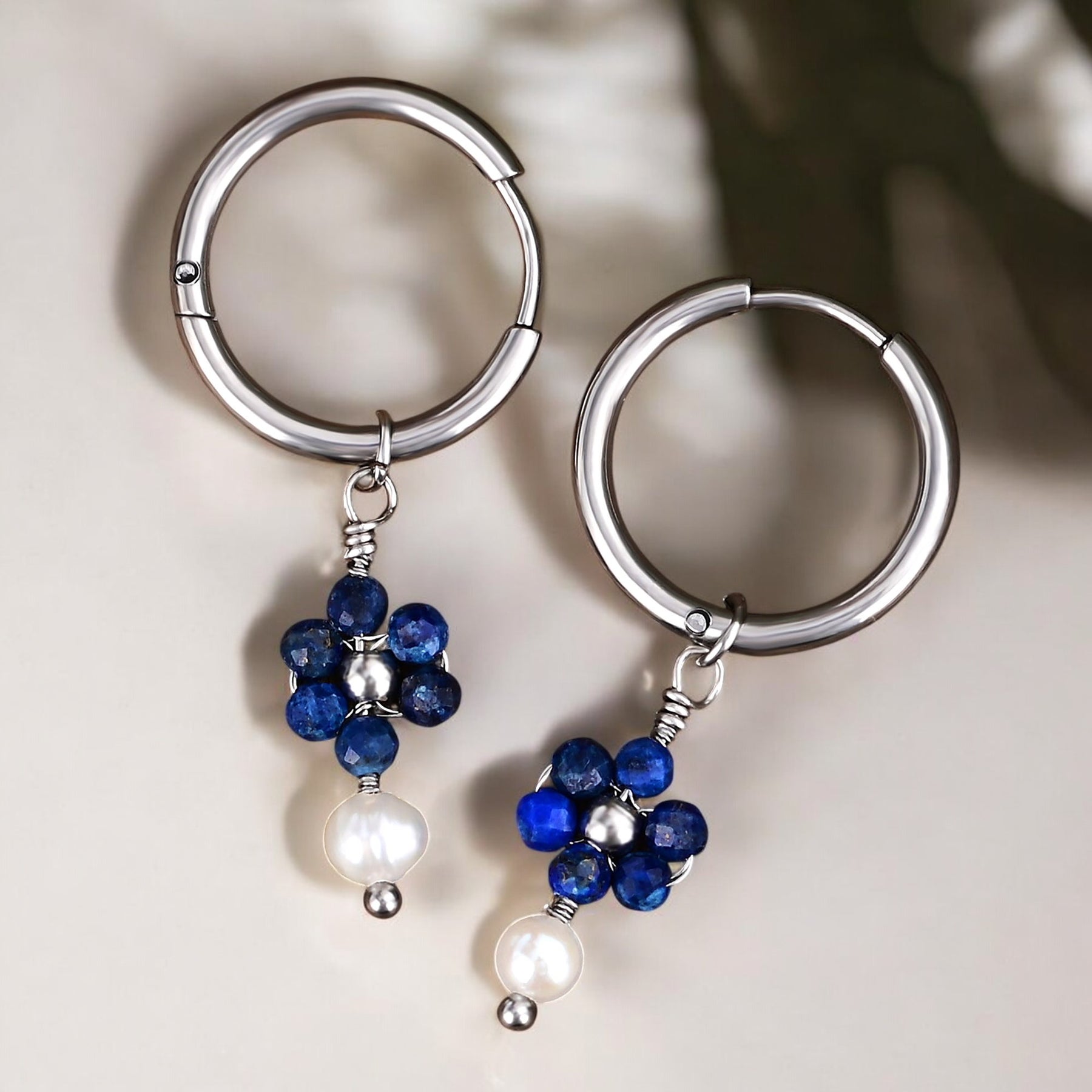 Silberne Lapis-Lazuli- und Perlenblüten-Creolen