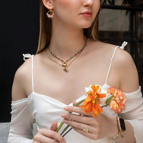 Collier en perles de coquillage doré
