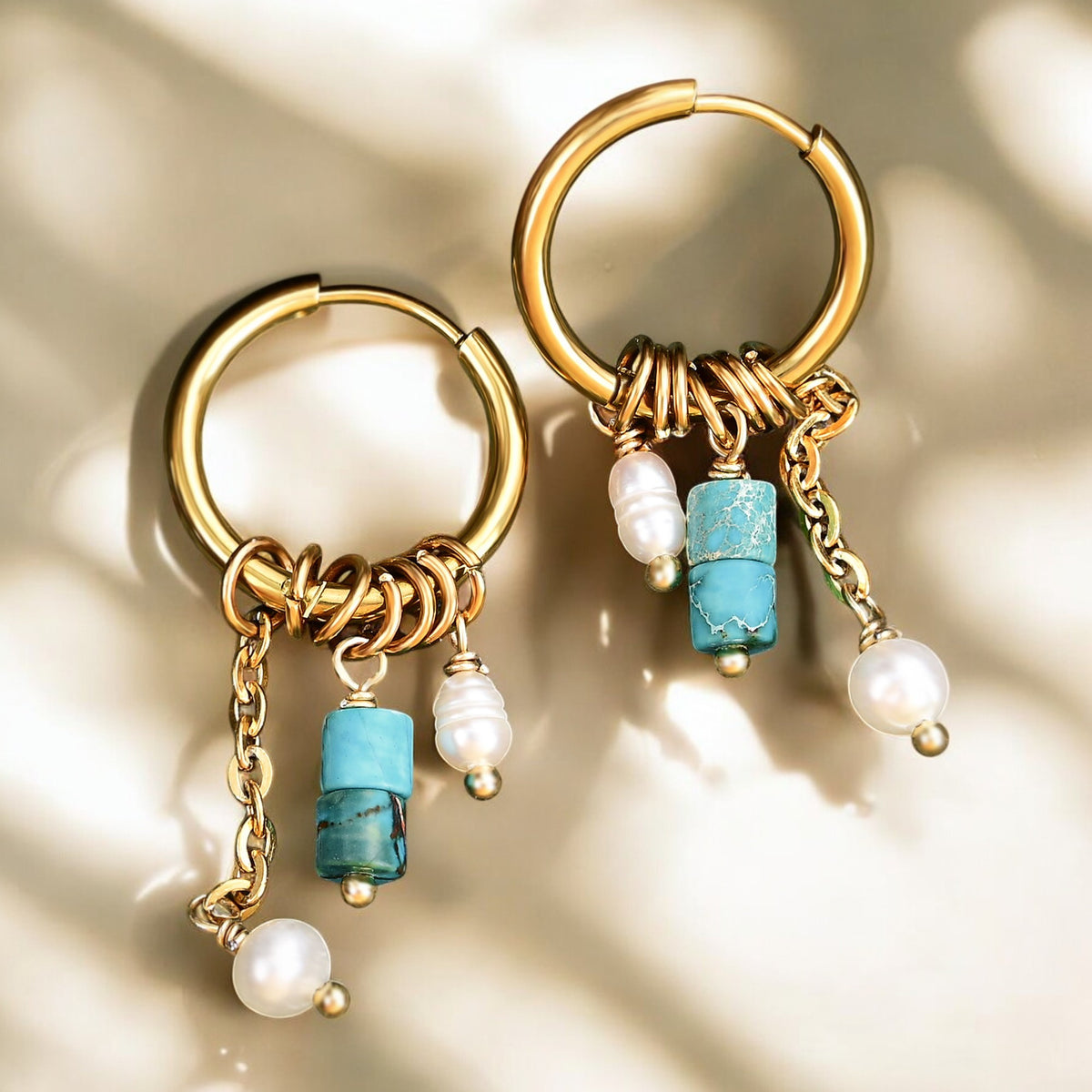 Boucles d'oreilles créoles en forme de goutte avec fleurs dorées
