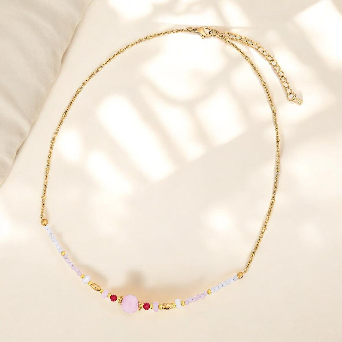 Collier en quartz rose éclairé par la lune