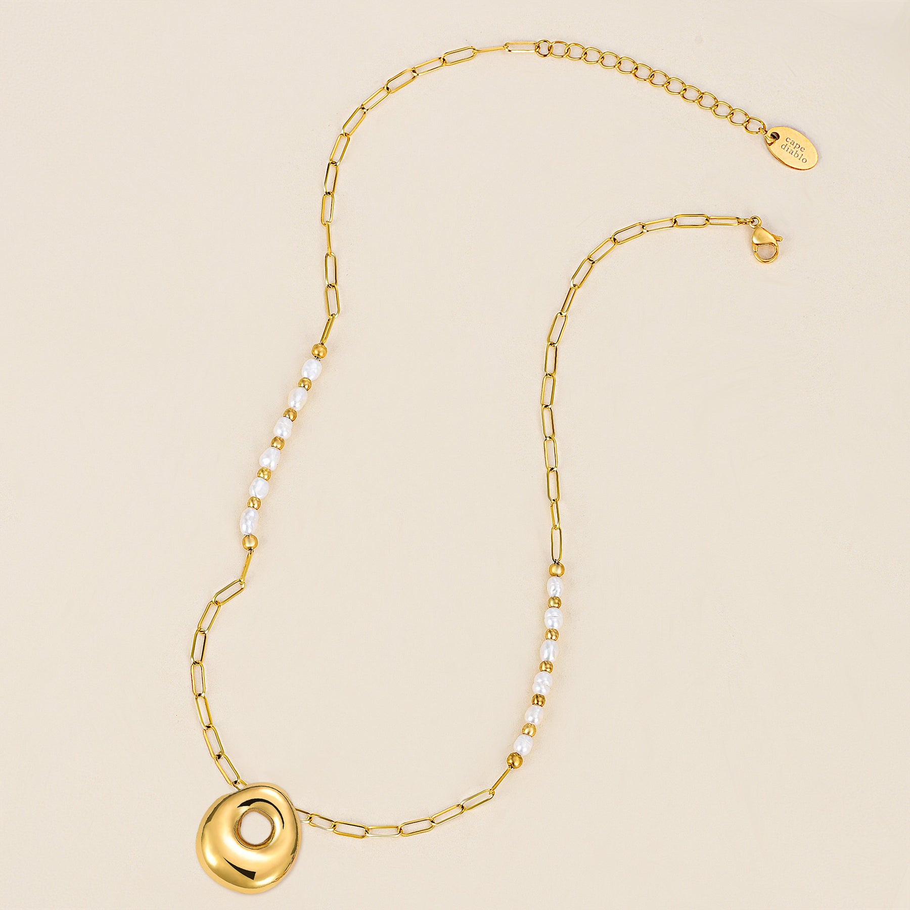 Collier avec initiales en forme de bulle dorée