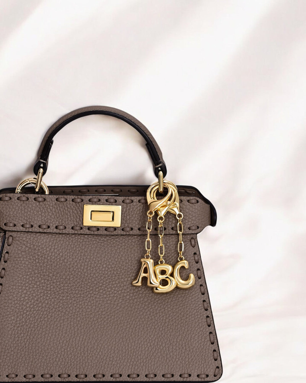 Porte-clés initial lettre bulle et charme de sac